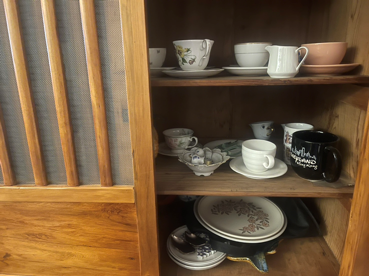 整修後的菜櫥放置特色碗盤及咖啡杯