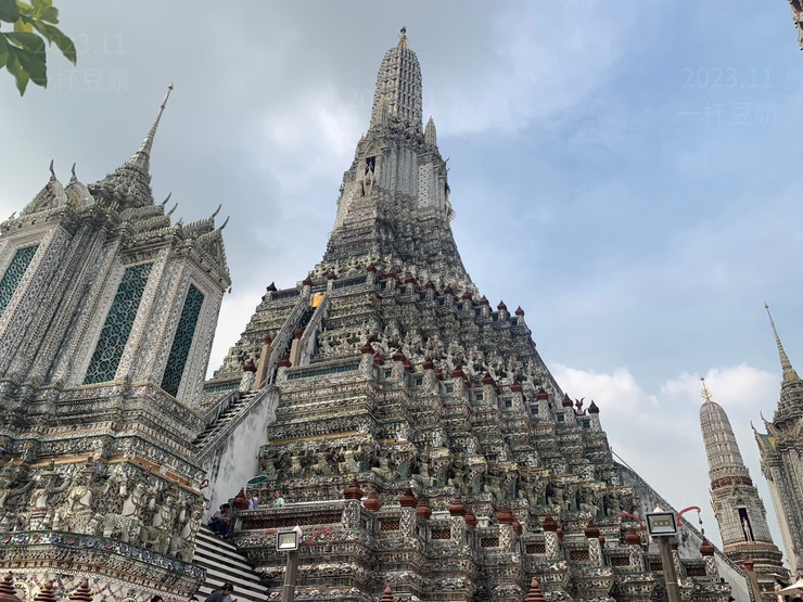 寺的塔身布滿了大量中國彩瓷,據說這些彩瓷是過去中國船隻的壓艙物,形成了眾多美麗的花草圖案。