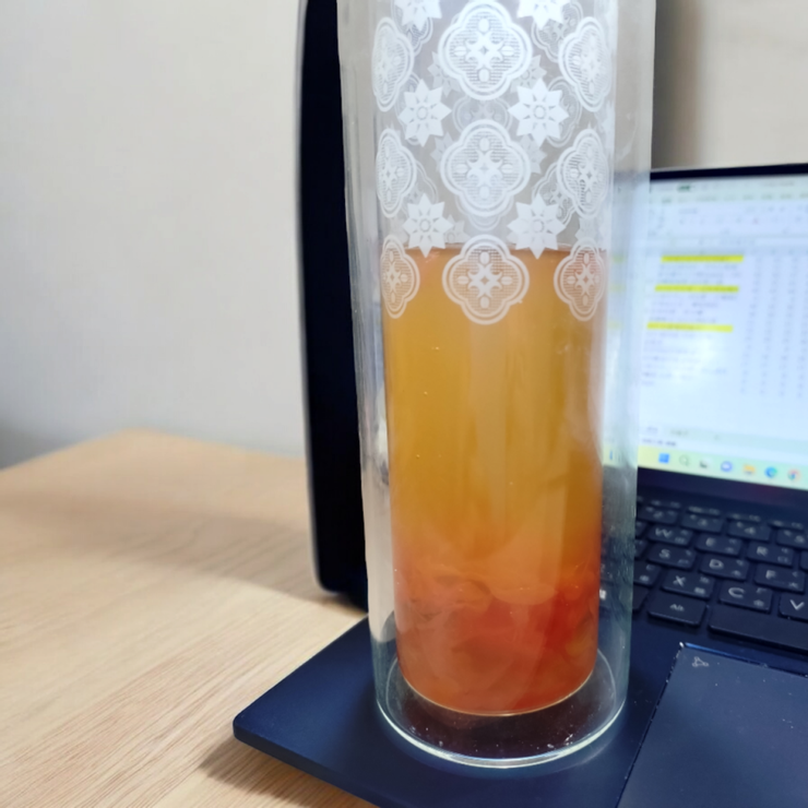 這是喝到一半的狀態,因拍攝時背景雜亂因此部分背景由AI生成