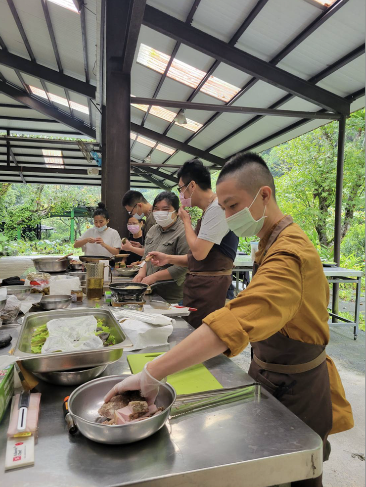 張文騰參與生態飲食設計中心活動,示範如何運用綠生農場的巴萊豬。