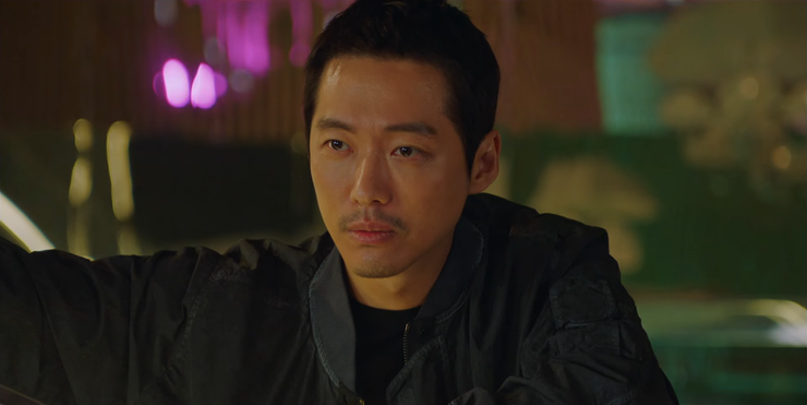 派對中看著白昇才浮在水面上的都正宇。(圖: Netflix 第1集 43:29)