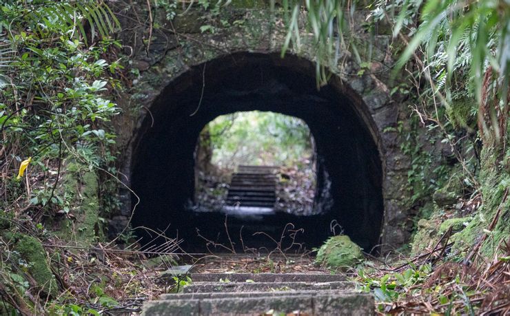 琉榔路步道上的人工隧道遺跡