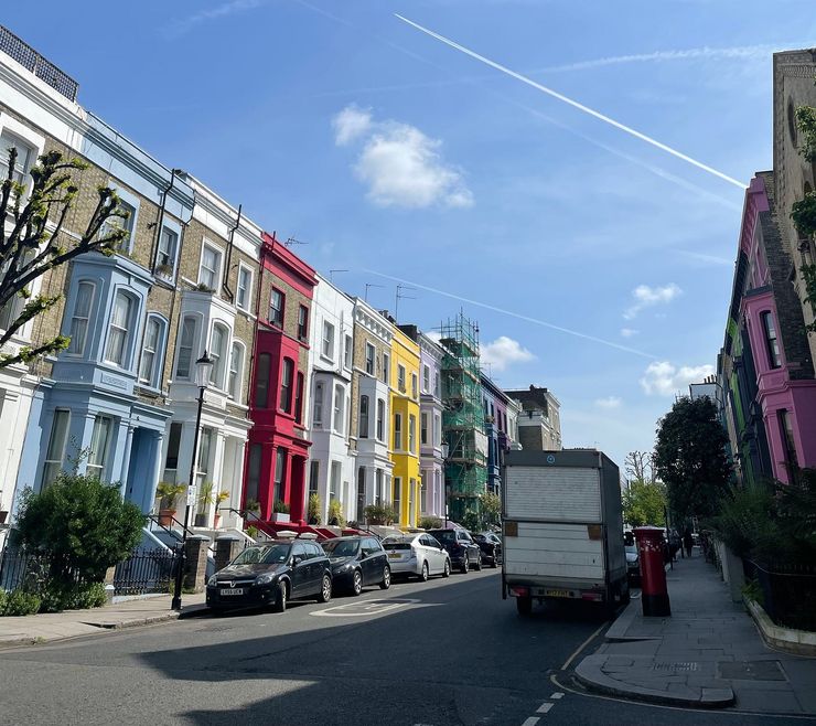 標誌性的彩虹小屋