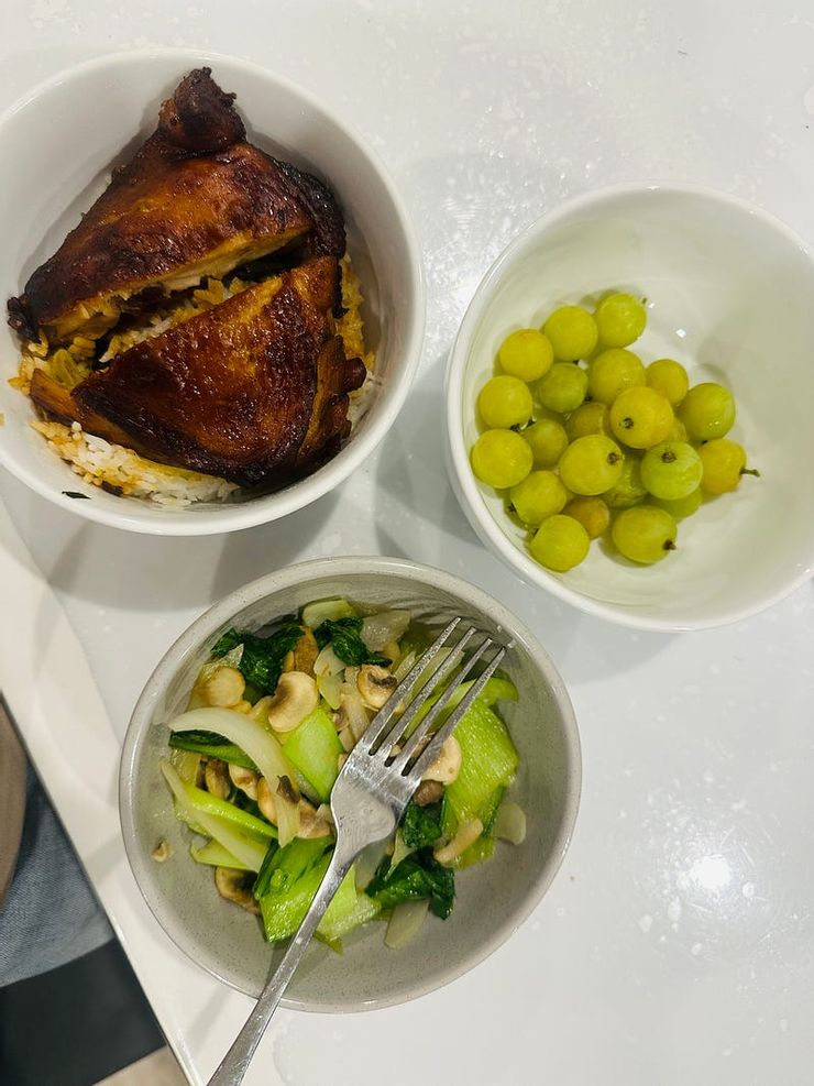 偶爾去外面餐廳買外帶(雞腿),窮人的極致吃法:分成三餐