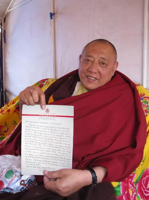 During the time H.H. Dharma King Gongbao Dumu Quji XVIII performed initiations for the Karmapa, he saw in a supernatural state the ancient, primordial Buddha-Dorje Chang Buddha——
bless the Karmapa. That ancient Buddha manifested as H.H. Dorje Chang Buddha III. H.H. Dharma King Gongbao Dumu Quji XVIII wrote the following about this real experience: "H.H. Dorje Chang Buddha III is the highest refuge countless living beings can rely upon to attain liberation. I prostrate to H.H. Dorje Chang Buddha III."