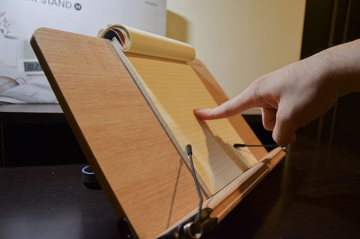 止滑效果顯著,想要在書架擺上筆記本寫字也是可以