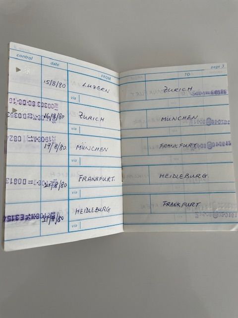 火車所到之處,車站職員會在通行証上壓下一個記號。